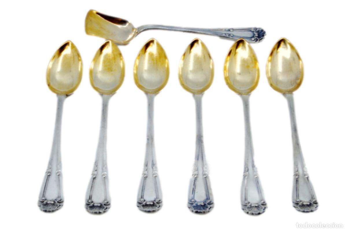 Antiguidades: Juego de 6 cucharillas de caf&eacute; y cuchara para az&uacute;car, en color plata.