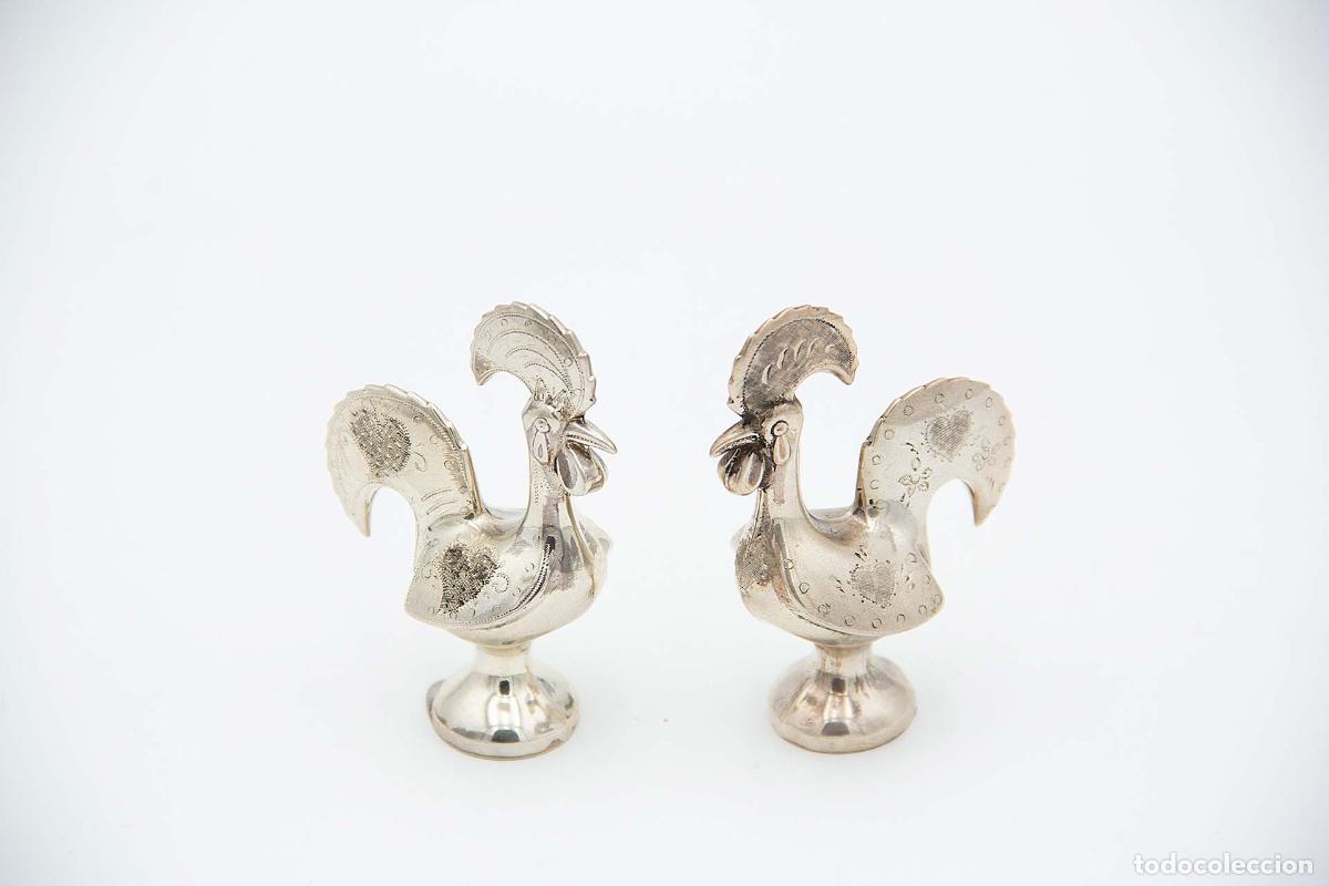 Antig&uuml;edades: Pareja de gallos de platas - Foto 1