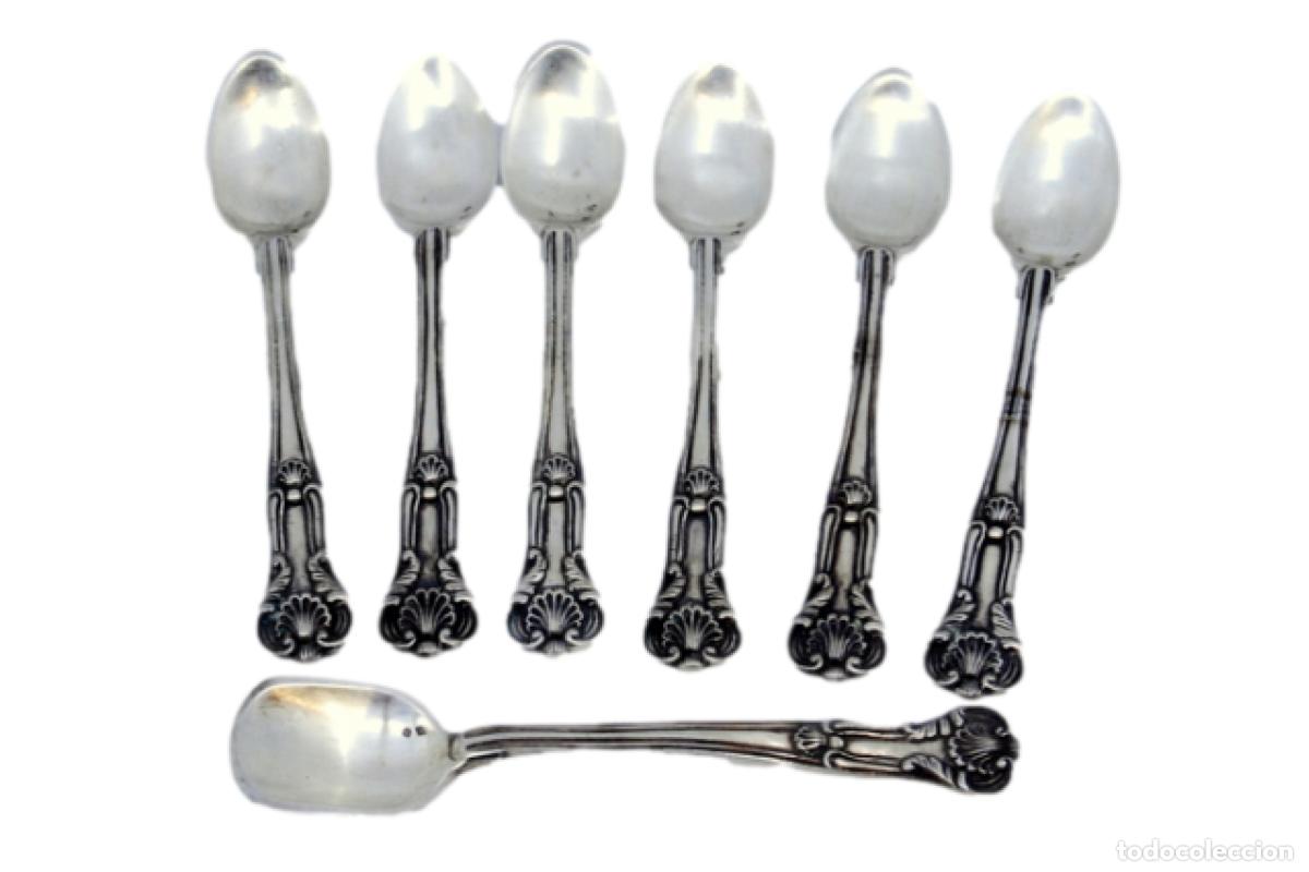 Antiques: Juego de 6 cucharillas de caf&eacute; y cuchara para az&uacute;car, en color plata.