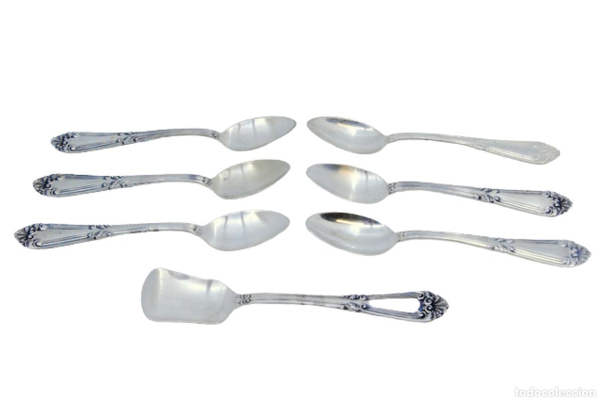 Antiques: Juego de 6 cucharillas de caf&eacute; y cuchara para az&uacute;car, en color plata.