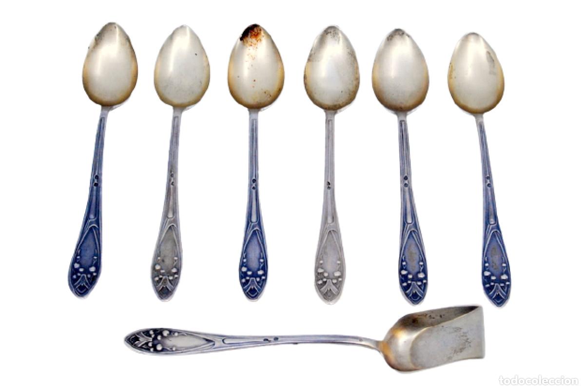Antiques: Juego de 6 cucharillas de caf&eacute; y cuchara para az&uacute;car, en color plata.