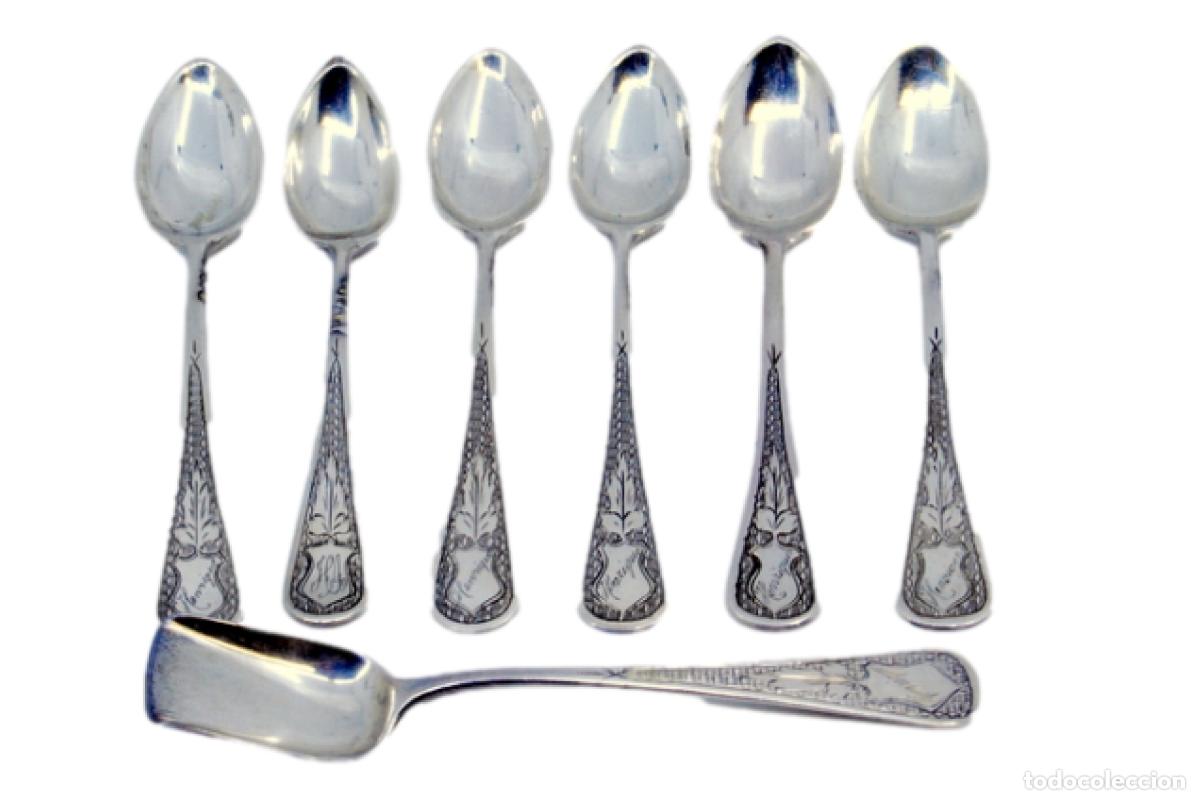 Antiques: Juego de 6 cucharillas de caf&eacute; y cuchara para az&uacute;car, en color plata.