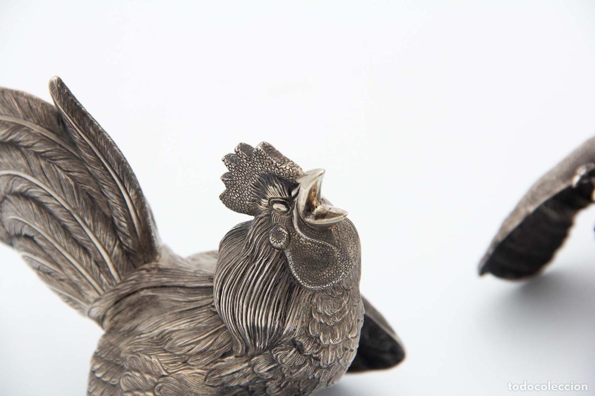Antig&uuml;edades: Pareja de gallos de platas - Foto 3