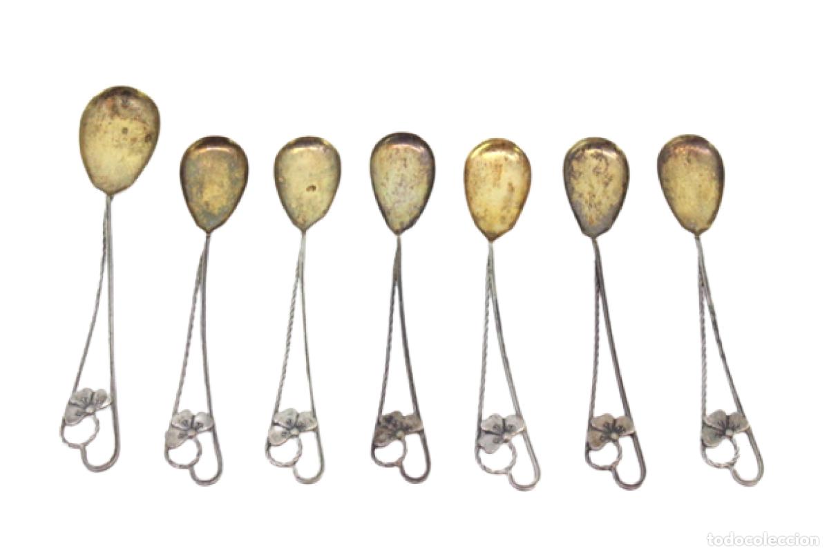 Antiques: Juego de 6 cucharillas de caf&eacute; y cuchara para az&uacute;car, en color plata.