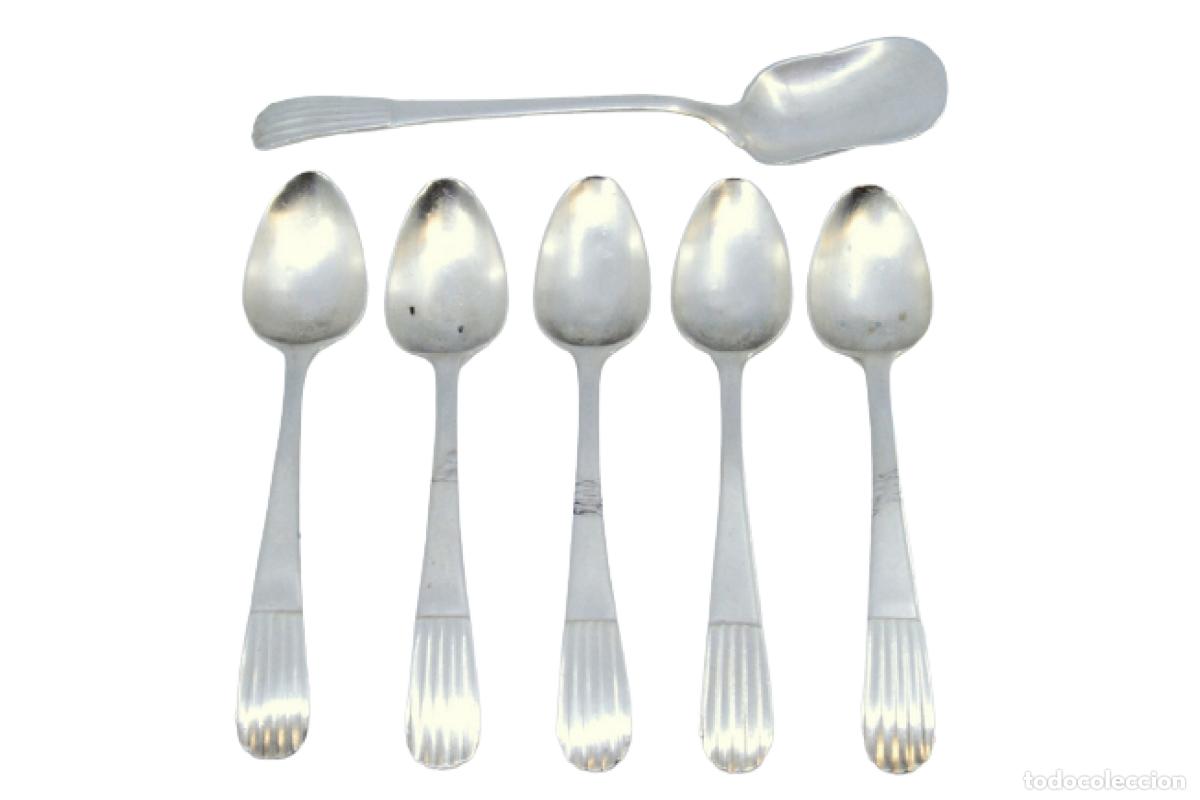 Antiques: Juego de 6 cucharillas de caf&eacute; y cuchara para az&uacute;car, en color plata.