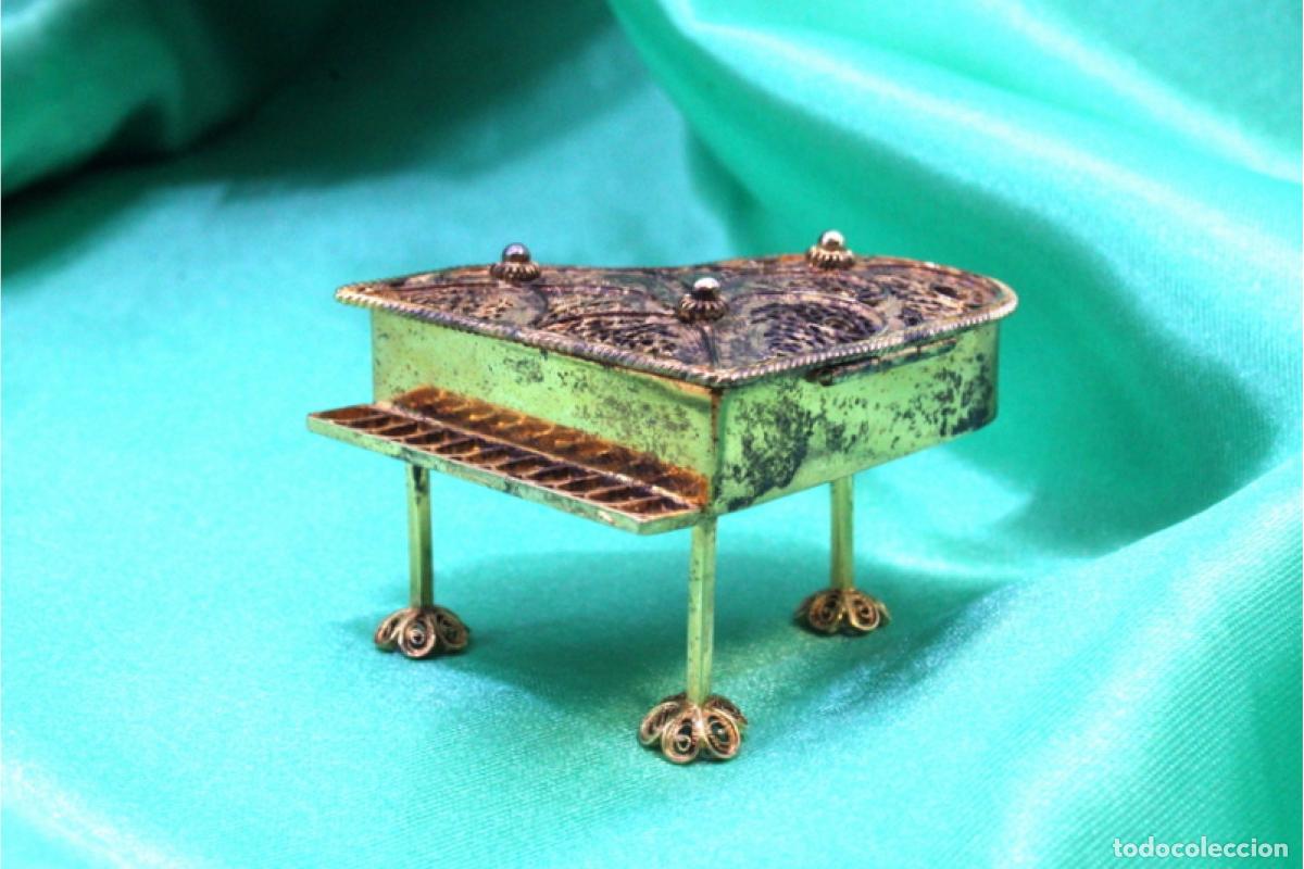 Antig&uuml;edades: Piano con filigrana de plata. - Foto 1