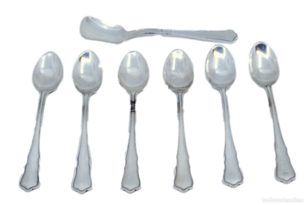 Antig&uuml;edades: Juego de 6 cucharillas de caf&eacute; y cuchara para az&uacute;car, en color plata.