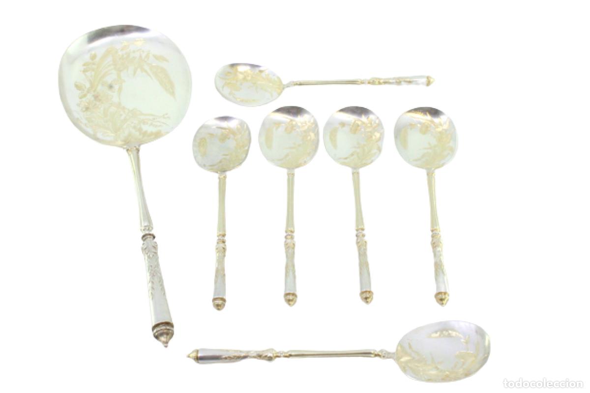 Antig&uuml;edades: Juego de 6 cucharillas de t&eacute; y cuchara medidora de az&uacute;car, en plata ba&ntilde;ada en oro.