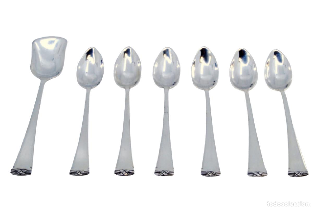 Antiques: Juego de 6 cucharillas de caf&eacute; y cuchara para az&uacute;car, en color plata.