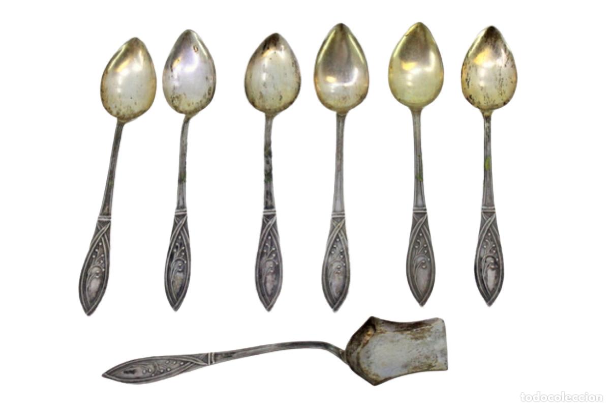 Antiques: Juego de 6 cucharillas de caf&eacute; y cuchara para az&uacute;car, en color plata.