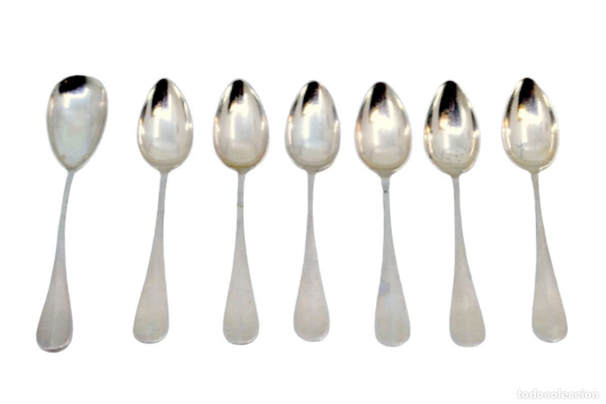 Antiques: Juego de 6 cucharillas de caf&eacute; y cuchara para az&uacute;car, en color plata.