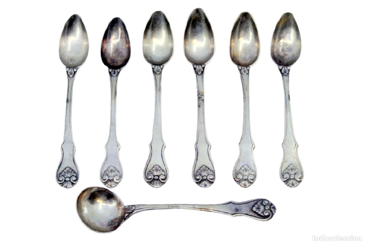 Antiques: Juego de 6 cucharillas de t&eacute; y cuchara medidora de az&uacute;car, en color plata.