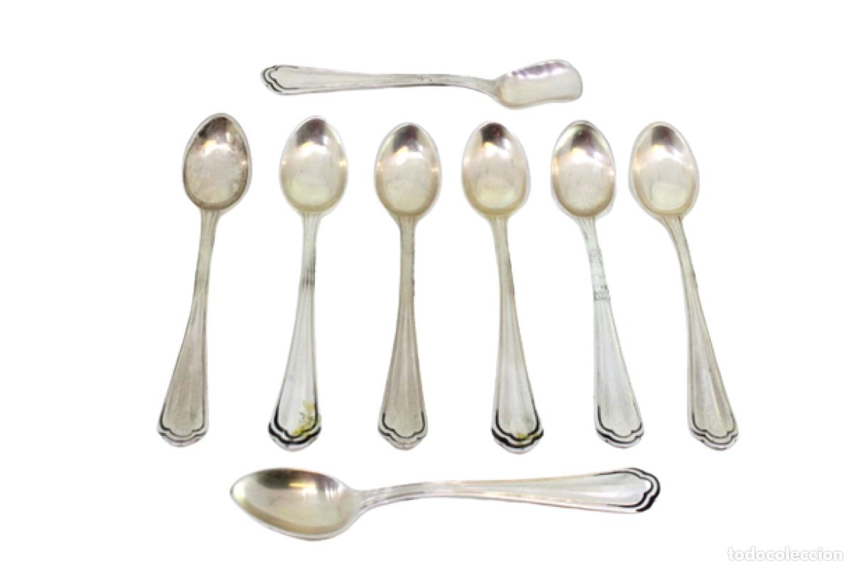 Antiques: Juego de 6 cucharillas de caf&eacute; y cuchara para az&uacute;car, en color plata.