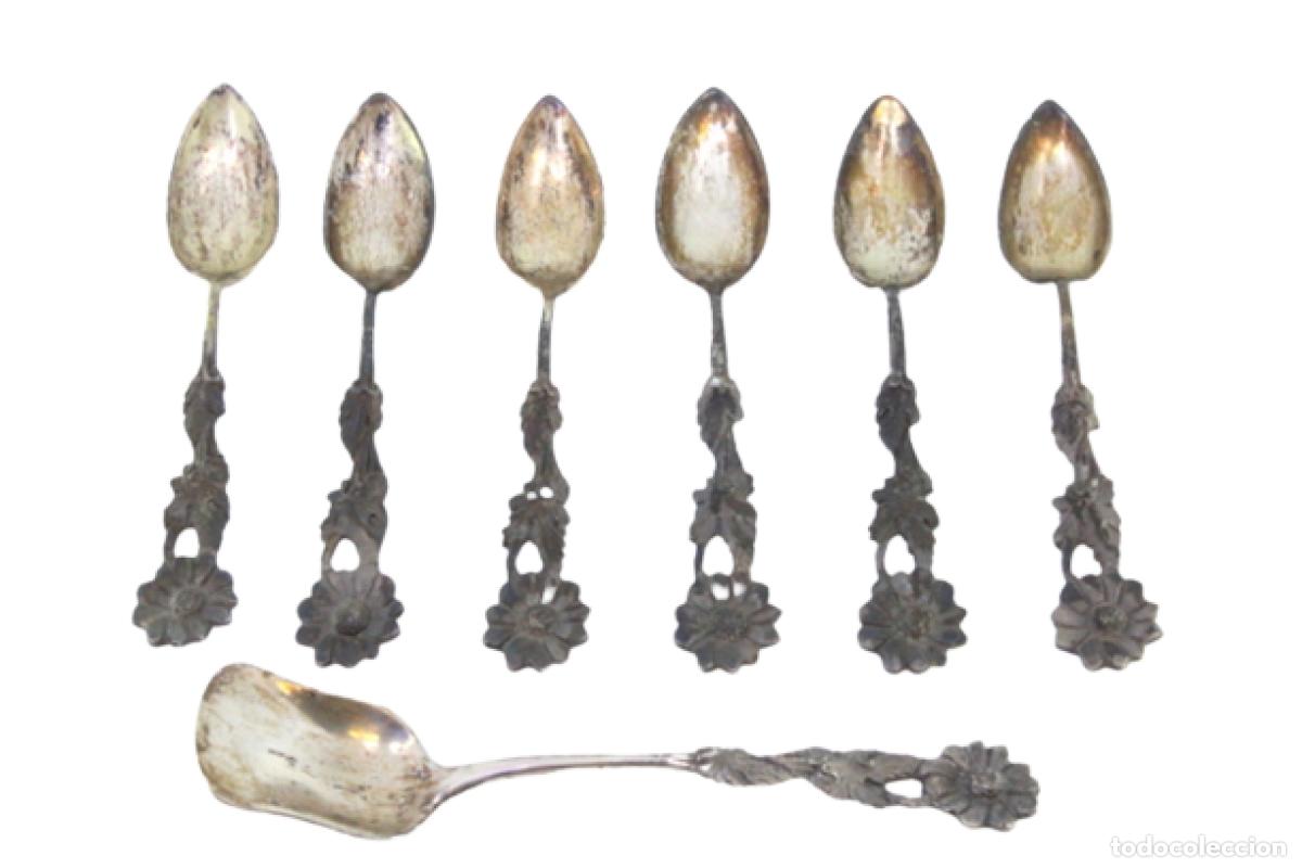 Antiques: Juego de 6 cucharillas de t&eacute; y cuchara medidora de az&uacute;car, en color plata.