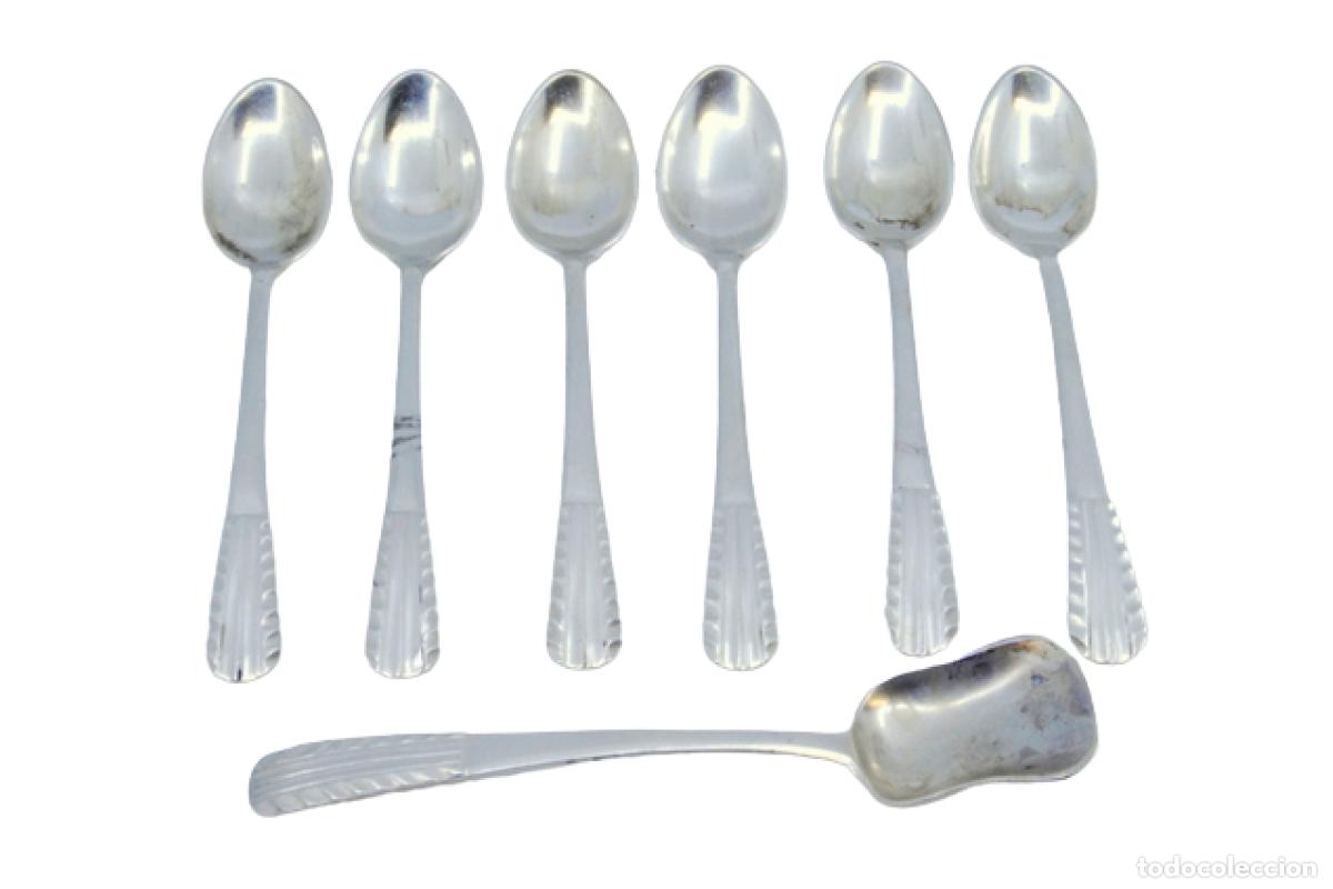 Antiques: Juego de 6 cucharillas de t&eacute; y cuchara medidora de az&uacute;car, en color plata.