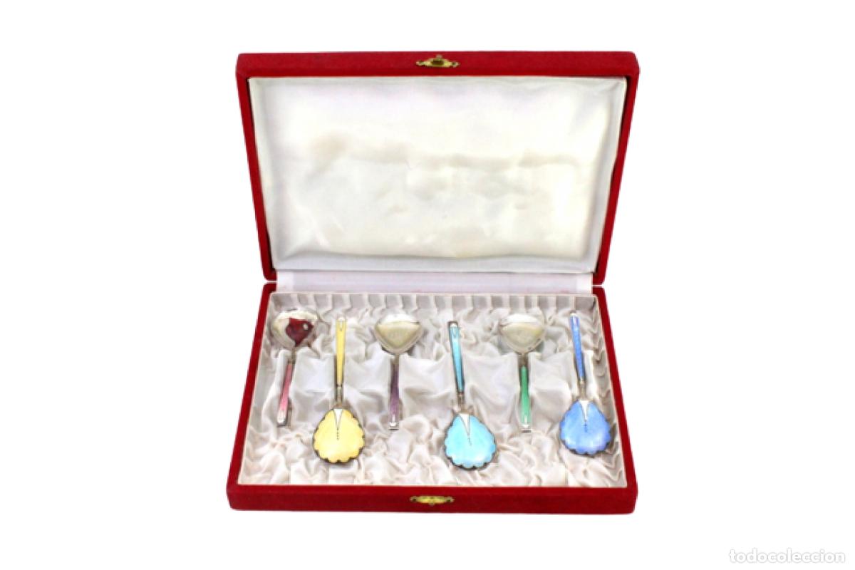 Antiques: Juego de 6 cucharillas de t&eacute; y cuchara medidora de az&uacute;car, de plata, en su estuche original.
