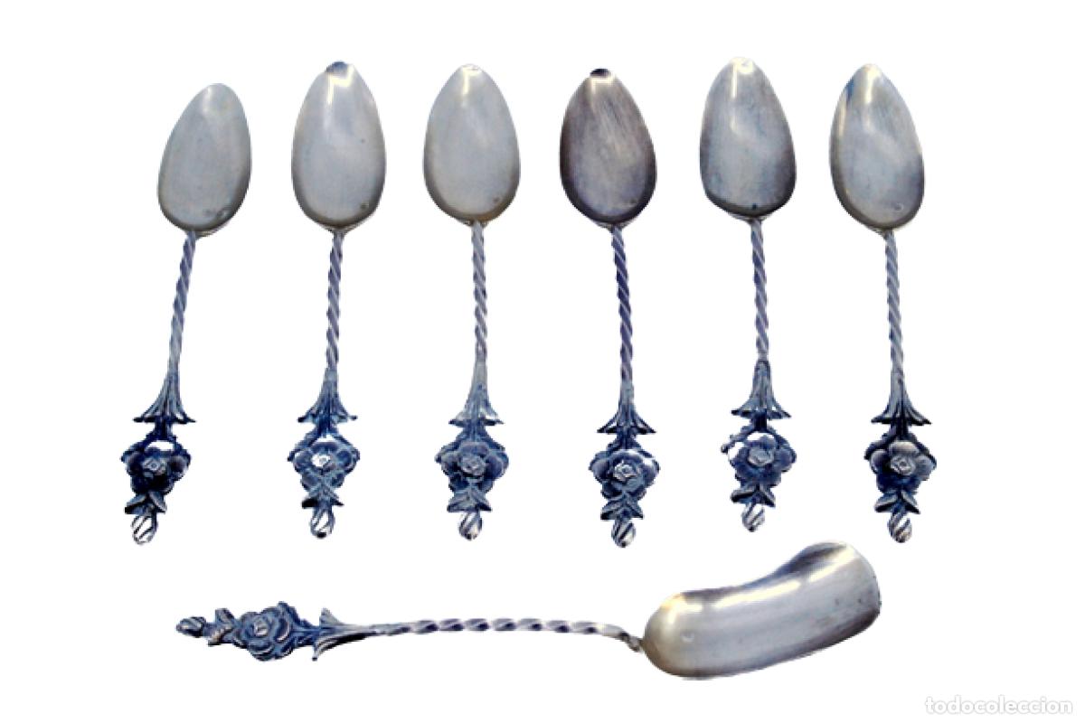 Antiguidades: Juego de 6 cucharillas de caf&eacute; y cuchara para az&uacute;car, en color plata.