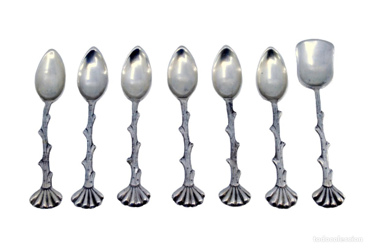 Antiguidades: Juego de 6 cucharillas de caf&eacute; y cuchara para az&uacute;car, en color plata.