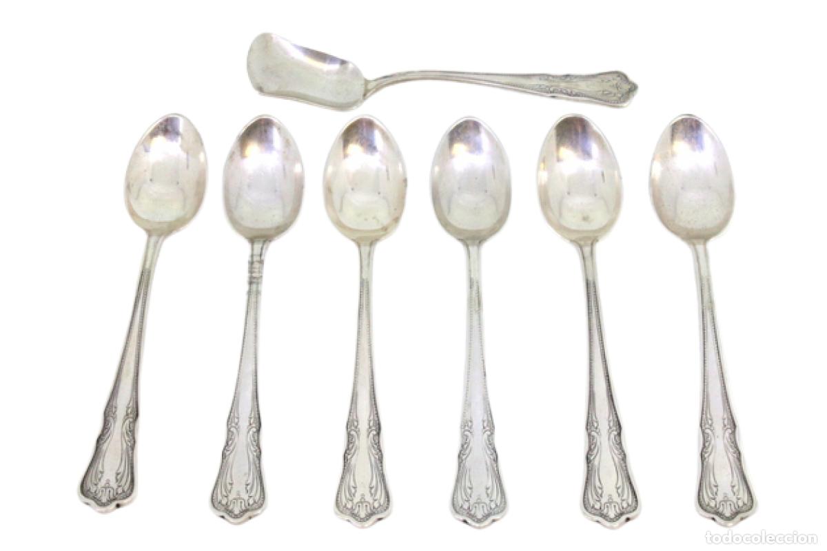 Antiguidades: Juego de 6 cucharillas de t&eacute; y cuchara medidora de az&uacute;car, en color plata.