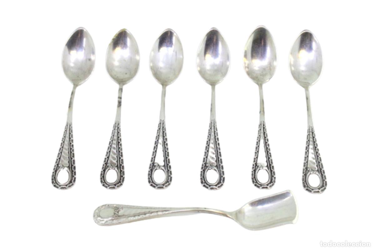 Antiguidades: Juego de 6 cucharillas de t&eacute; y cuchara medidora de az&uacute;car, en color plata.