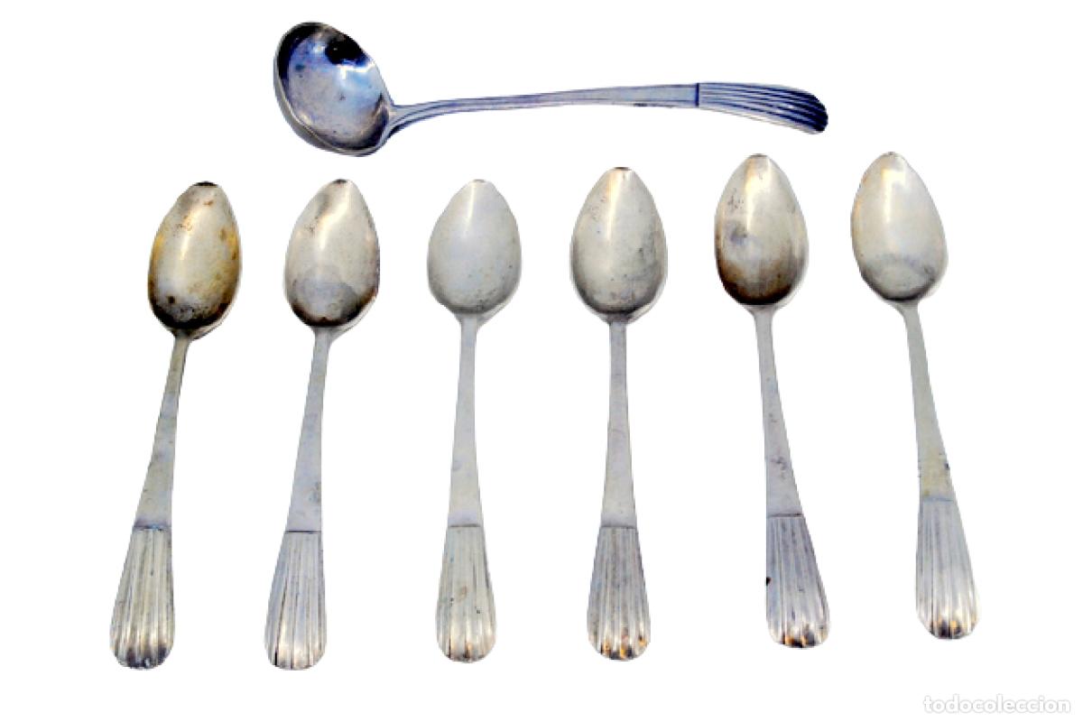 Antiguidades: Juego de 6 cucharillas de caf&eacute; y cuchara para az&uacute;car, en color plata.