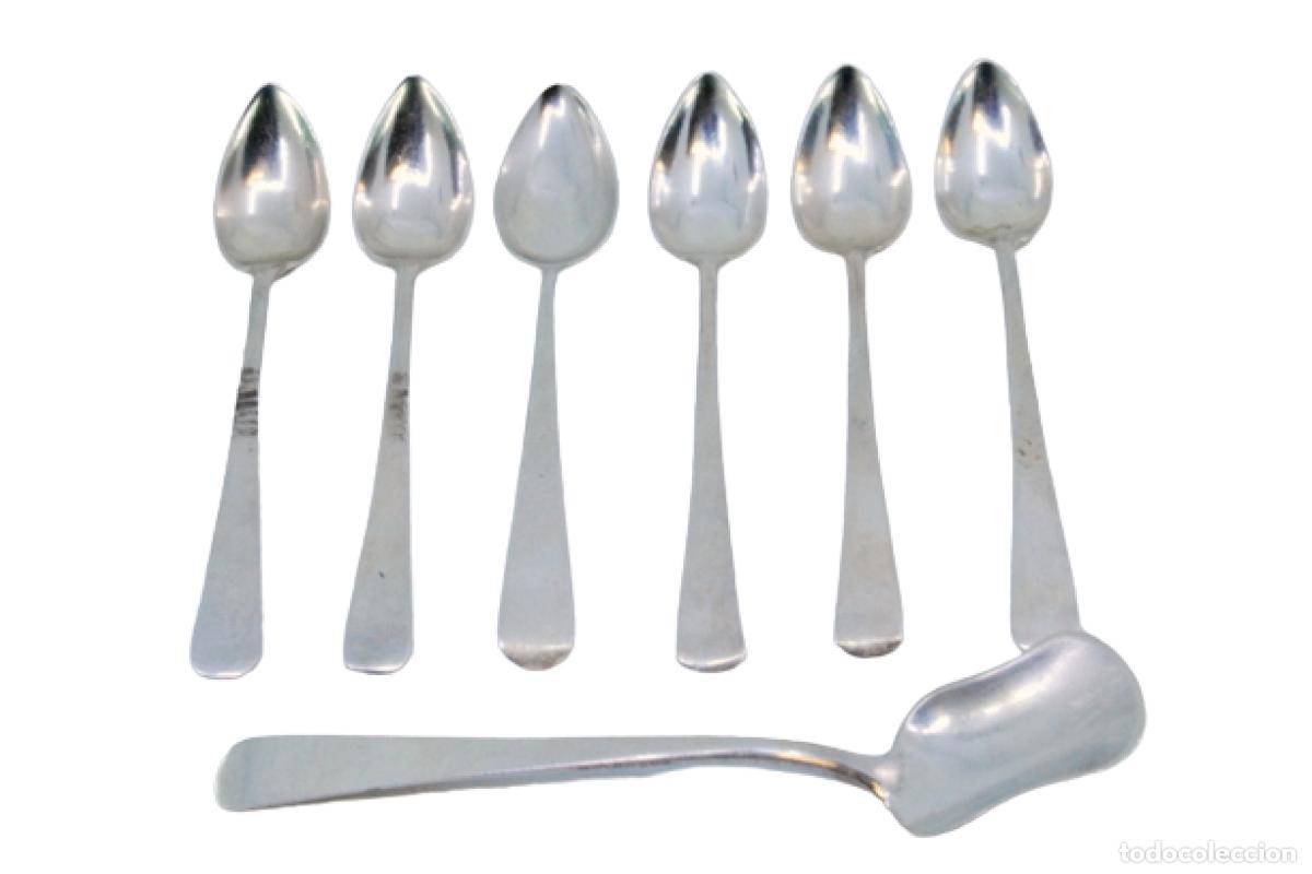 Antig&uuml;edades: Juego de 6 cucharillas de caf&eacute; y cuchara para az&uacute;car, en color plata.