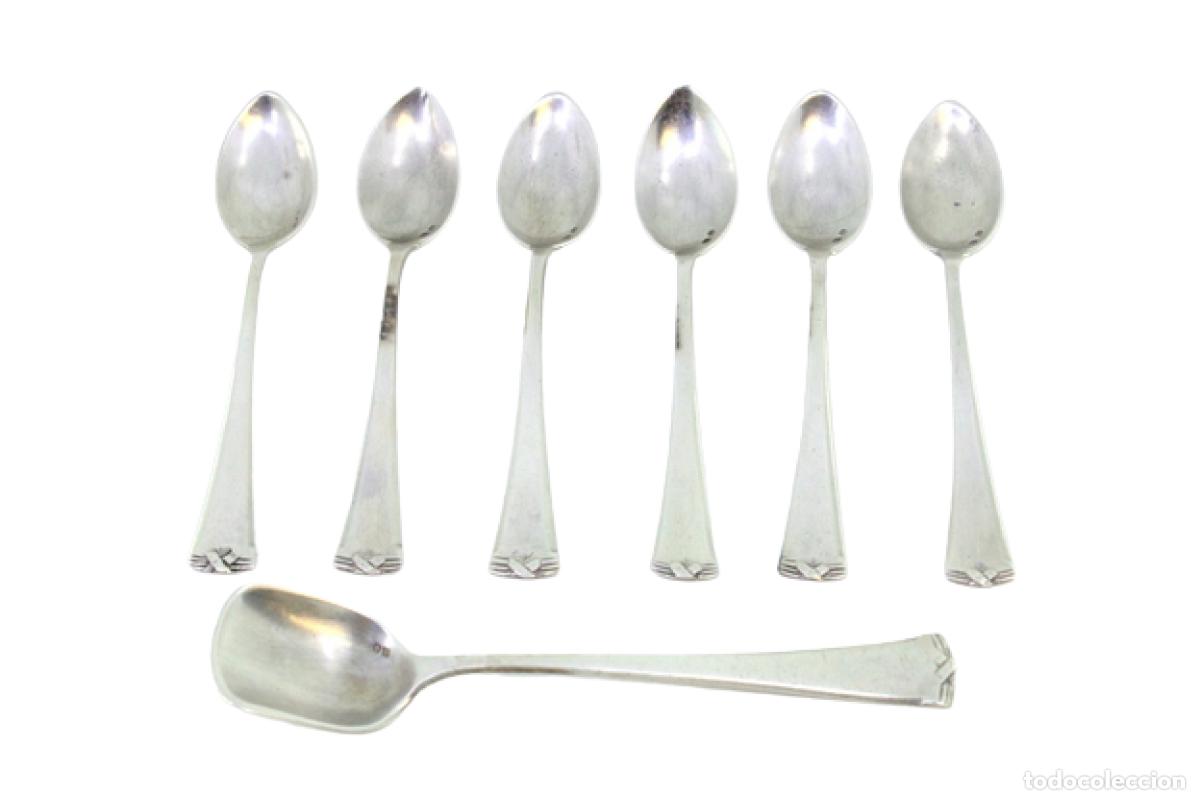 Antig&uuml;edades: Juego de 6 cucharillas de t&eacute; y cuchara medidora de az&uacute;car, en color plata.