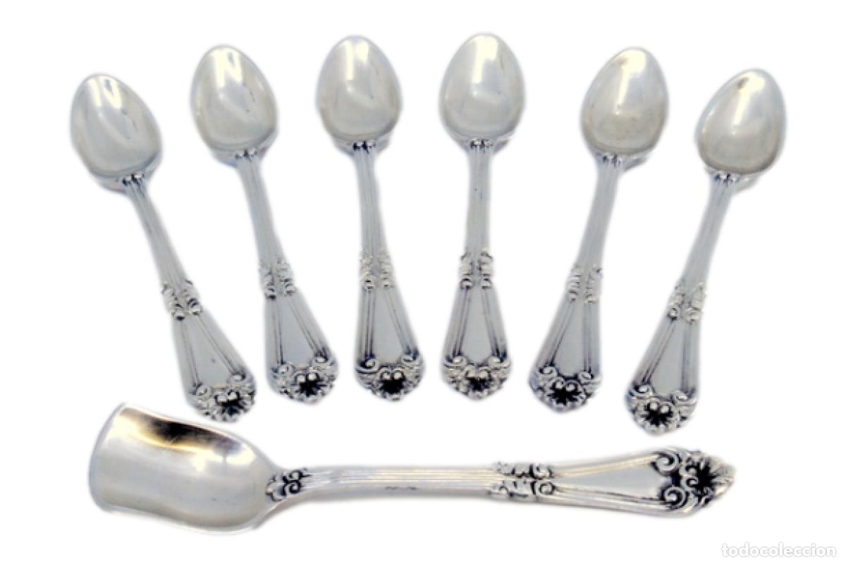 Antig&uuml;edades: Juego de 6 cucharas de az&uacute;car y una cuchara medidora, en color plata.