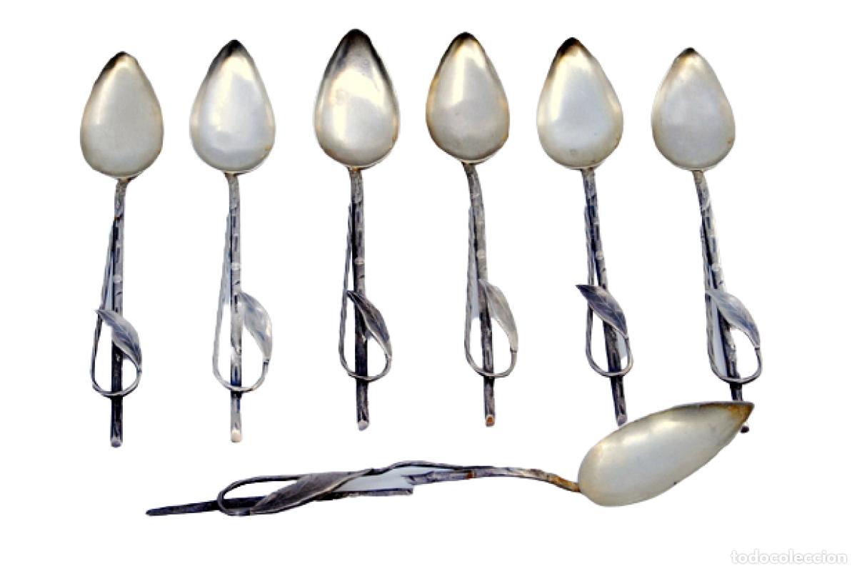 Oggetti Antichi: Juego de 6 cucharillas de caf&eacute; y cuchara para az&uacute;car, en color plata.