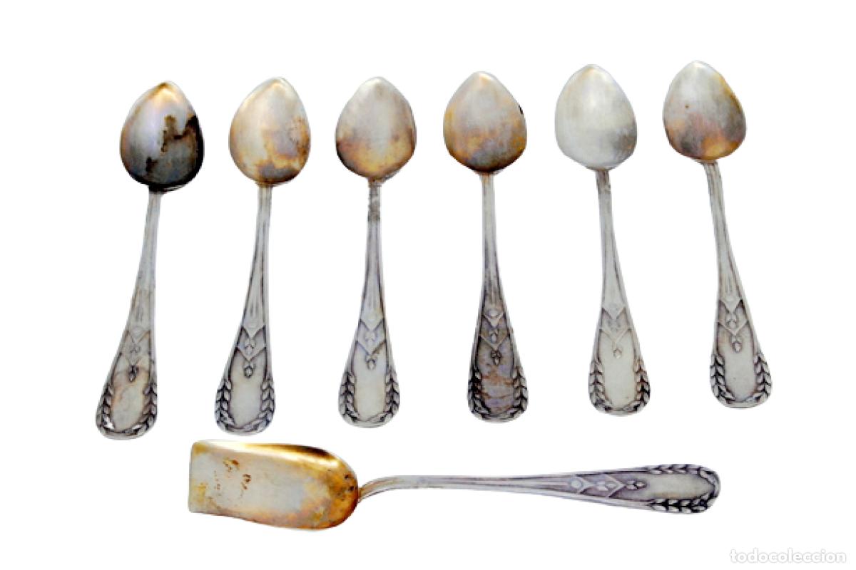 Antig&uuml;edades: Juego de 6 cucharillas de caf&eacute; y cuchara para az&uacute;car, en color plata.
