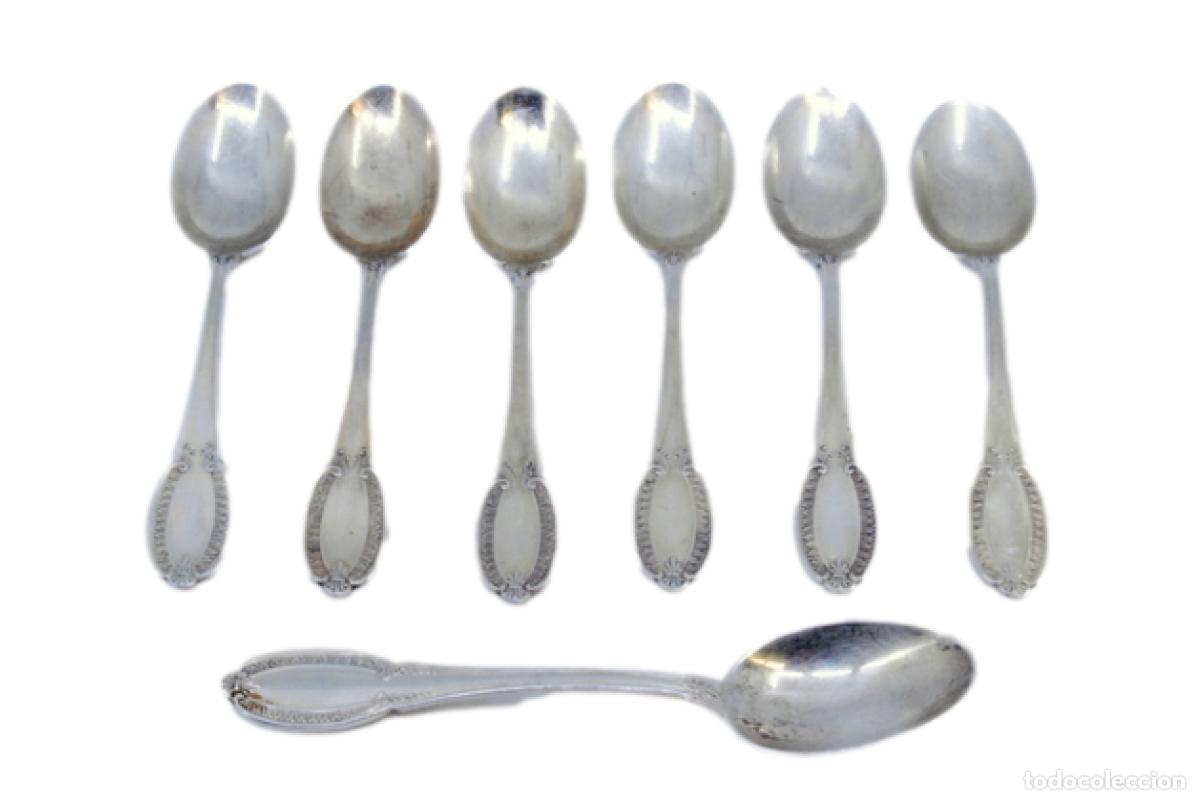 Antiquit&eacute;s: Juego de 6 cucharillas de caf&eacute; y cuchara para az&uacute;car, en color plata.