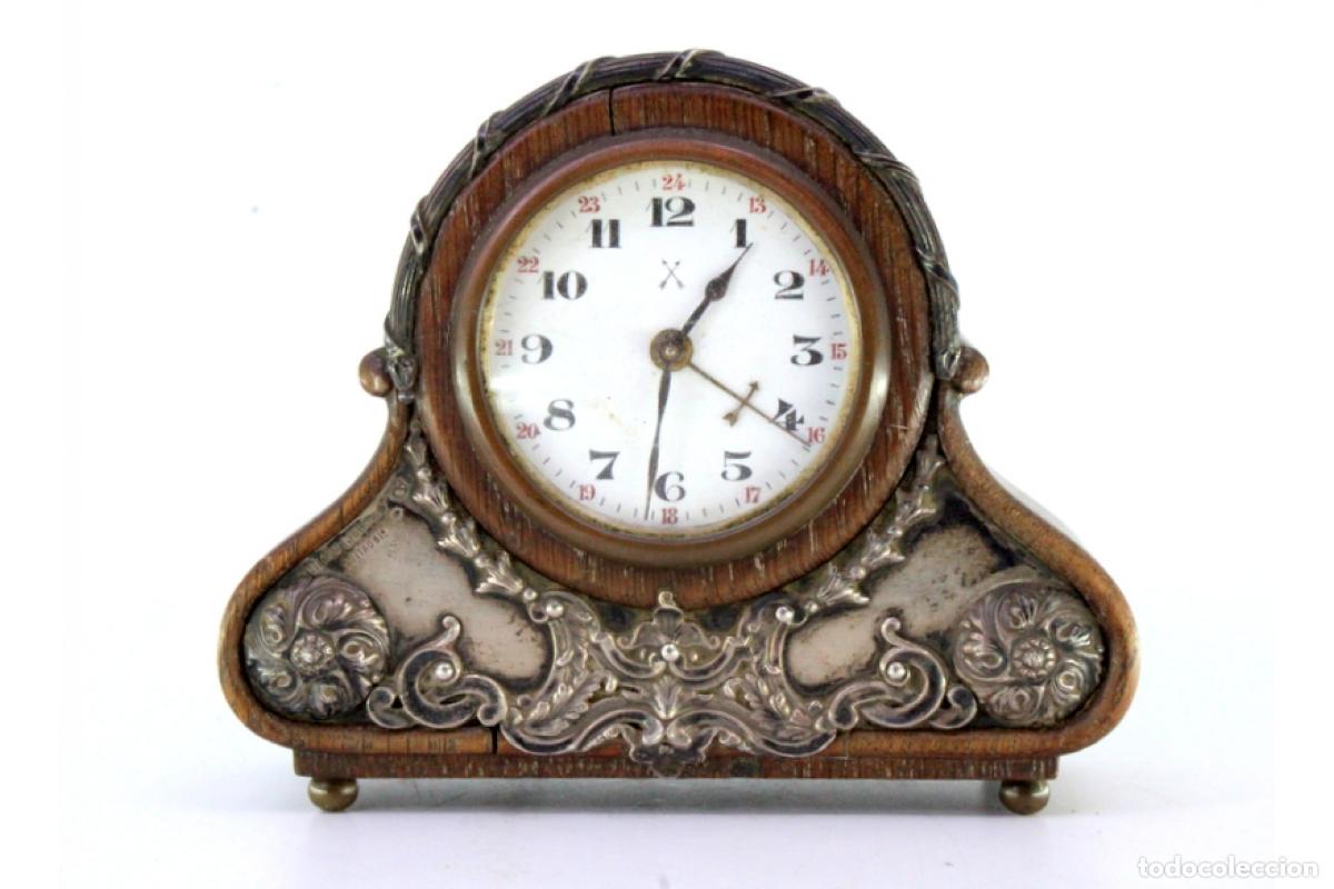 Antig&uuml;edades: Reloj despertador, de madera y plata. - Foto 2