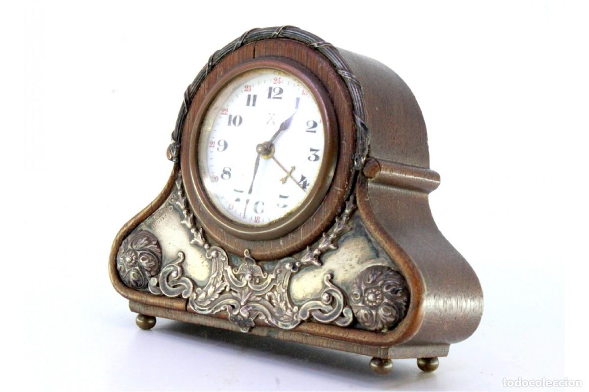 Antig&uuml;edades: Reloj despertador, de madera y plata. - Foto 3