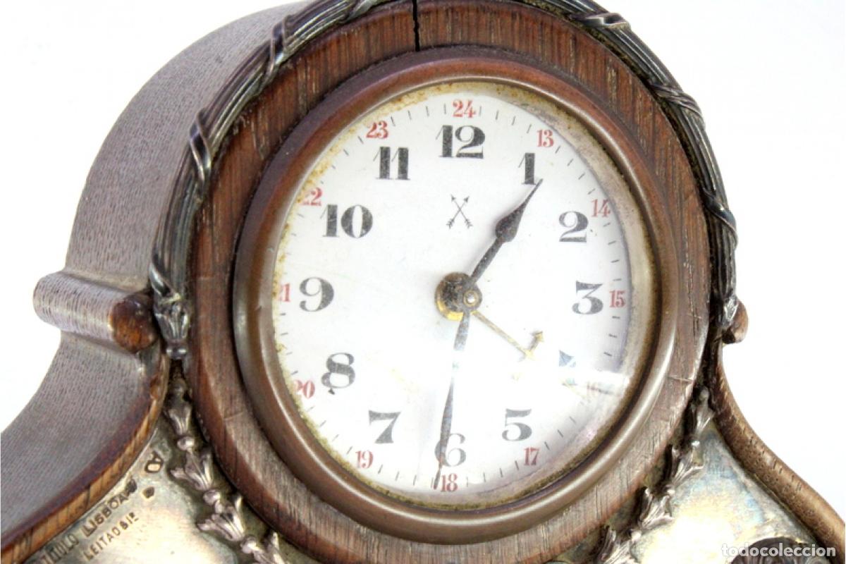 Antig&uuml;edades: Reloj despertador, de madera y plata. - Foto 5