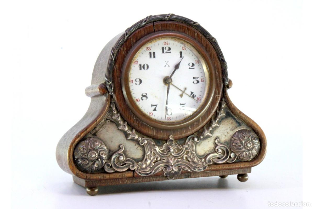 Antig&uuml;edades: Reloj despertador, de madera y plata. - Foto 6