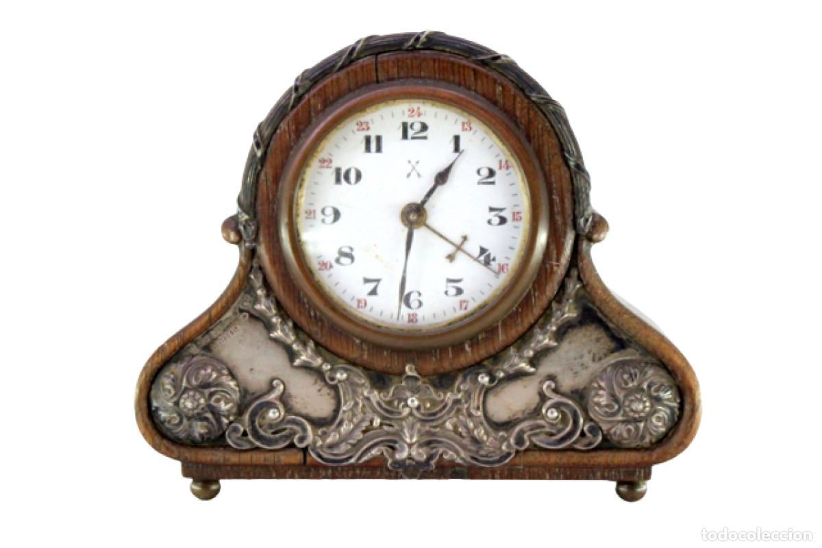 Antig&uuml;edades: Reloj despertador, de madera y plata. - Foto 1