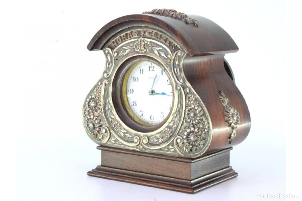Antig&uuml;edades: Reloj de mesa, de madera y plata. - Foto 2