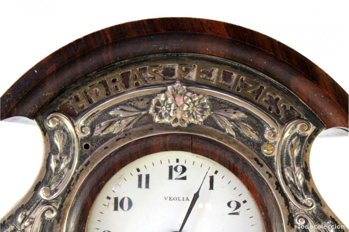 Antig&uuml;edades: Reloj de mesa, de madera y plata. - Foto 4