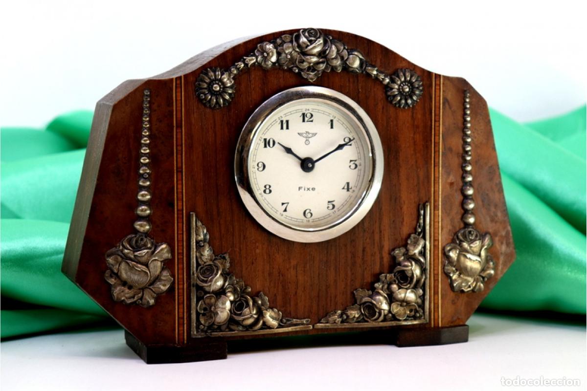 Antig&uuml;edades: Reloj de mesa, de madera y plata. - Foto 1