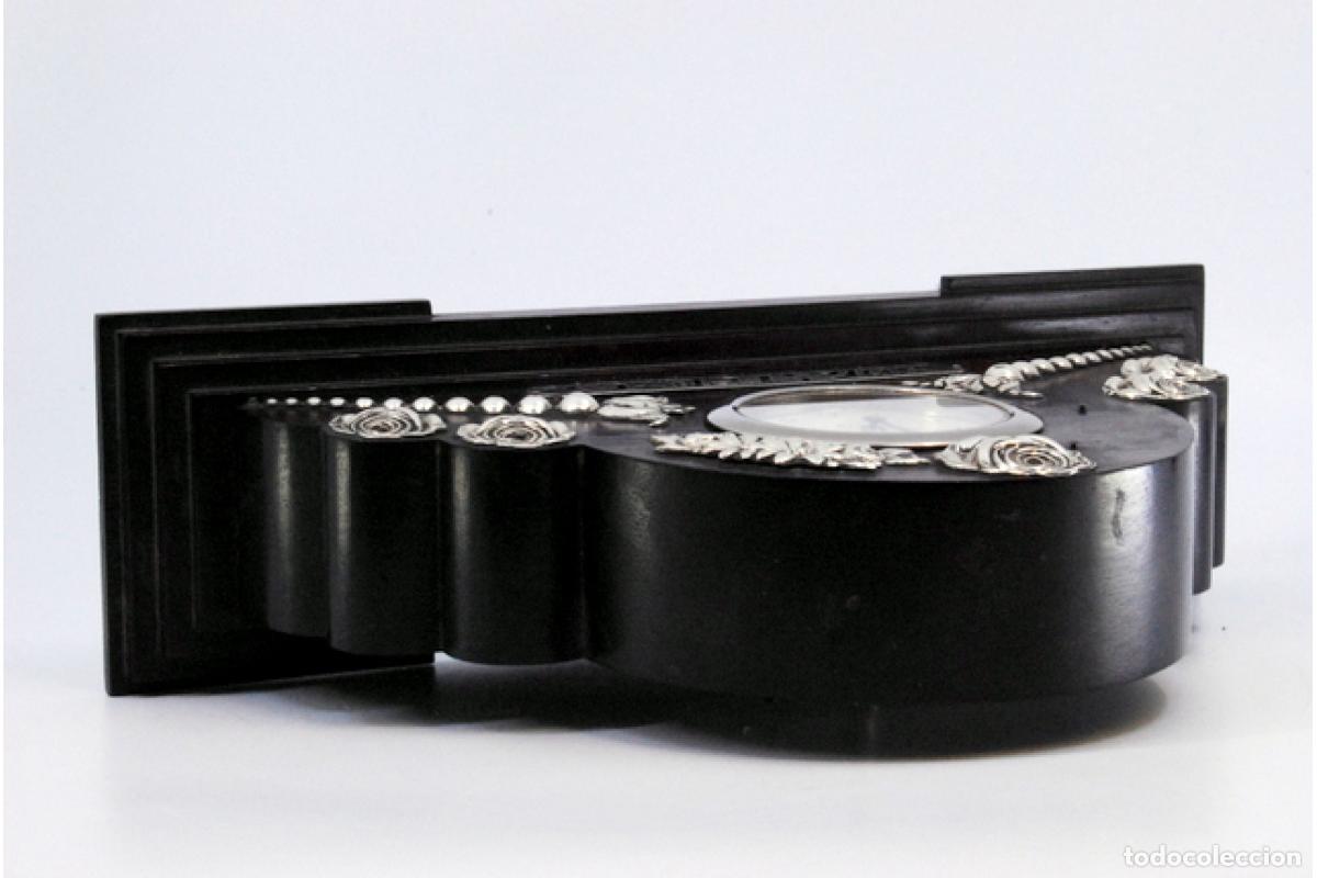 Antig&uuml;edades: Reloj de mesa, de madera y plata. - Foto 2