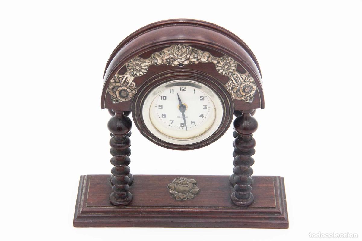 Antig&uuml;edades: Reloj de madera y plata - Foto 1