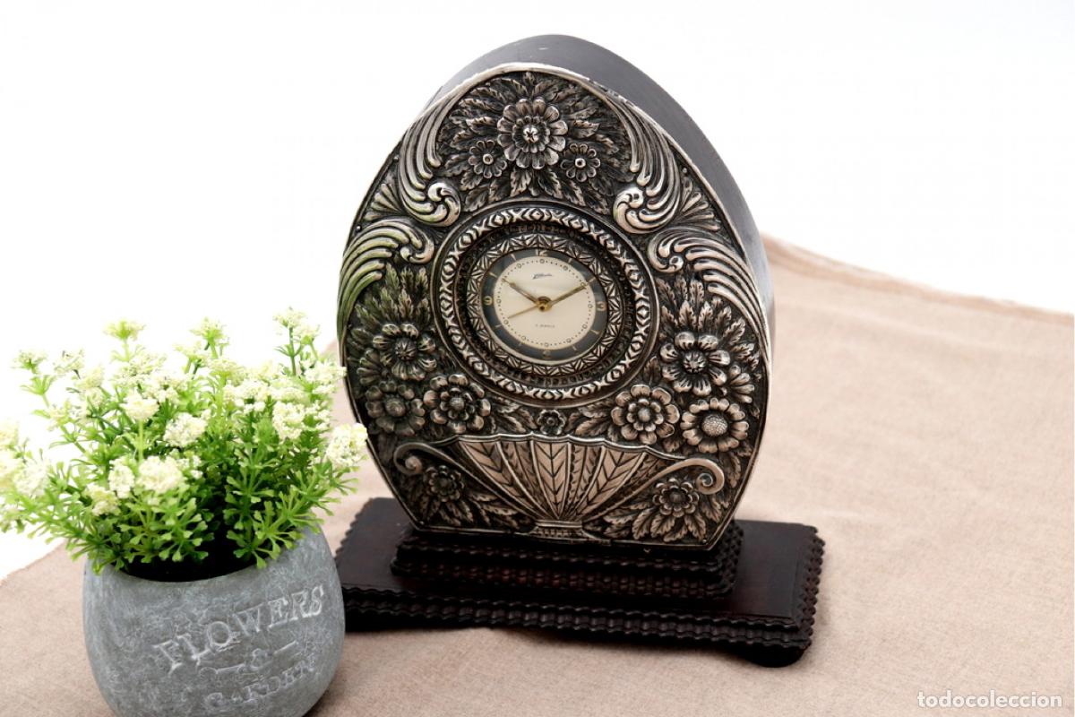 Antig&uuml;edades: Reloj despertador de sobremesa, fabricado en madera y plata.