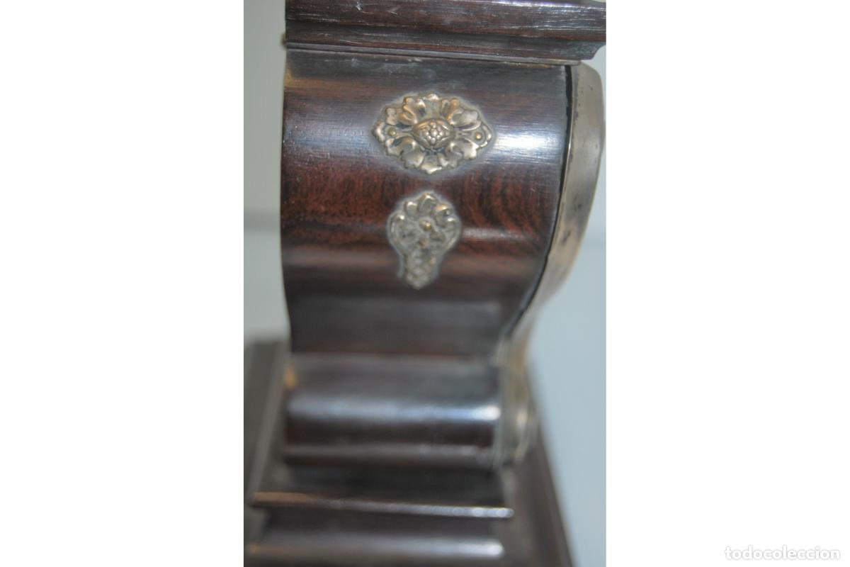Antig&uuml;edades: Reloj despertador, de madera y plata. - Foto 2