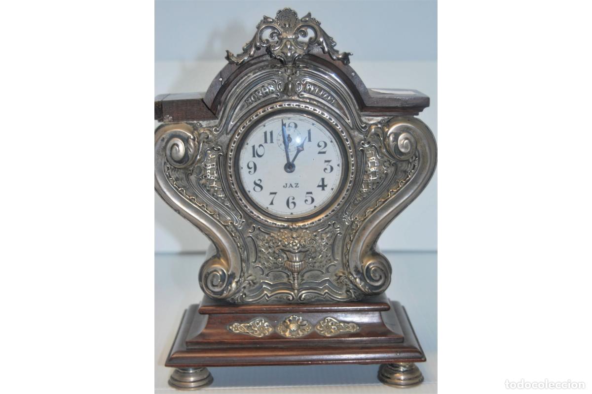 Antig&uuml;edades: Reloj despertador, de madera y plata. - Foto 3