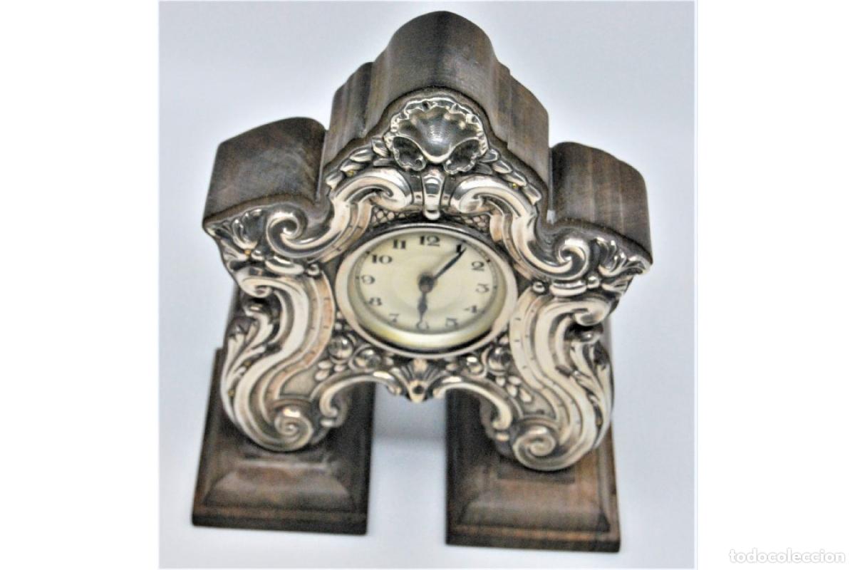 Antig&uuml;edades: Reloj de mesa, de madera y plata. - Foto 2