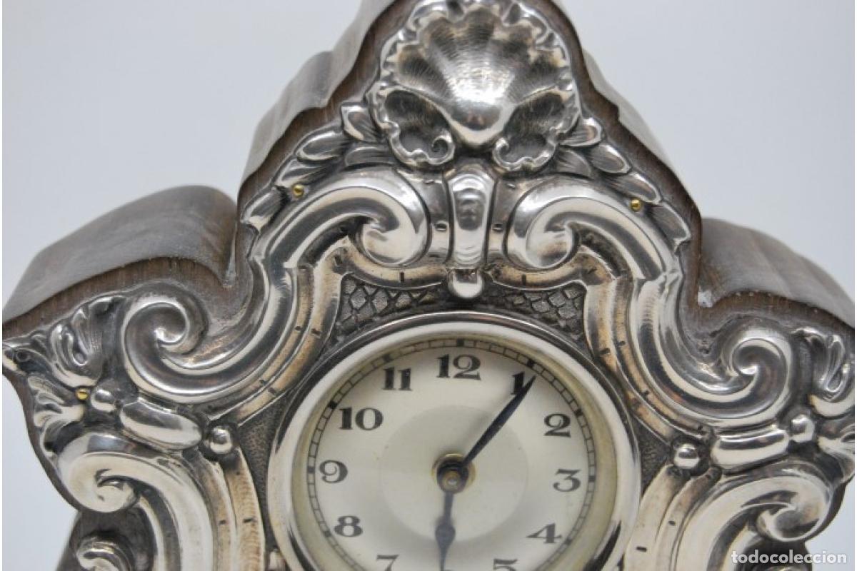 Antig&uuml;edades: Reloj de mesa, de madera y plata. - Foto 4