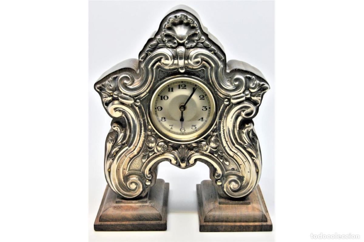 Antig&uuml;edades: Reloj de mesa, de madera y plata. - Foto 1