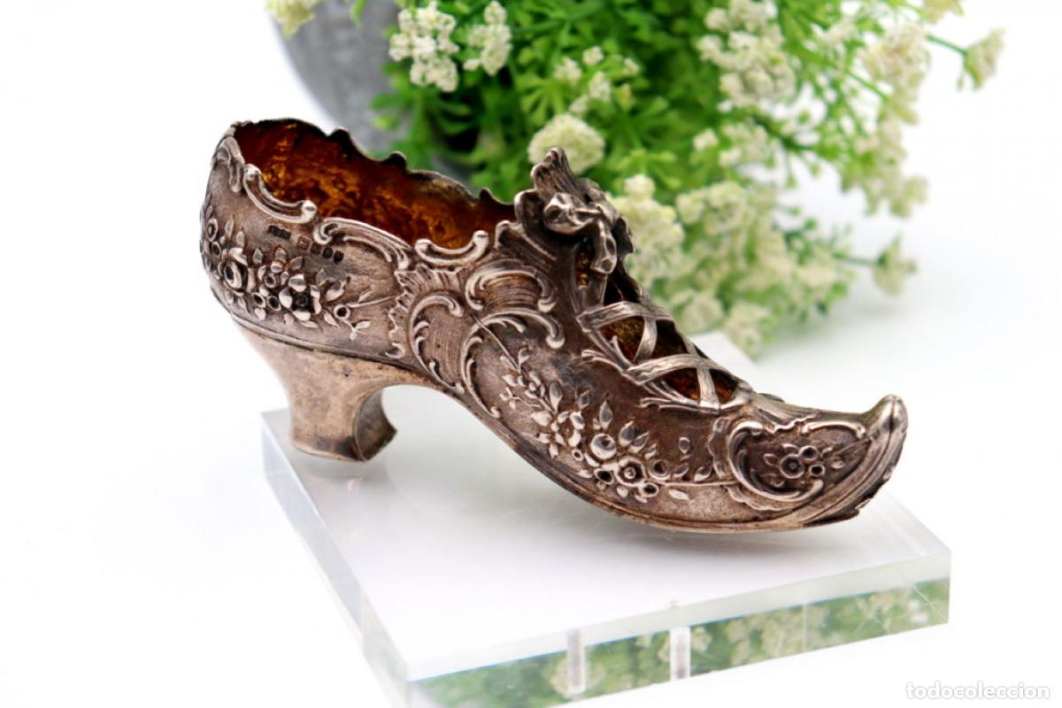 Antiquit&auml;ten: Zapato de mujer con punta de duende, color plata.