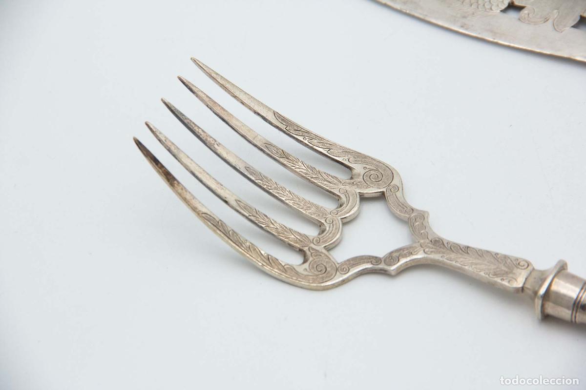 Antig&uuml;edades: Cuchillo y tenedor para pescado, de plata. - Foto 2