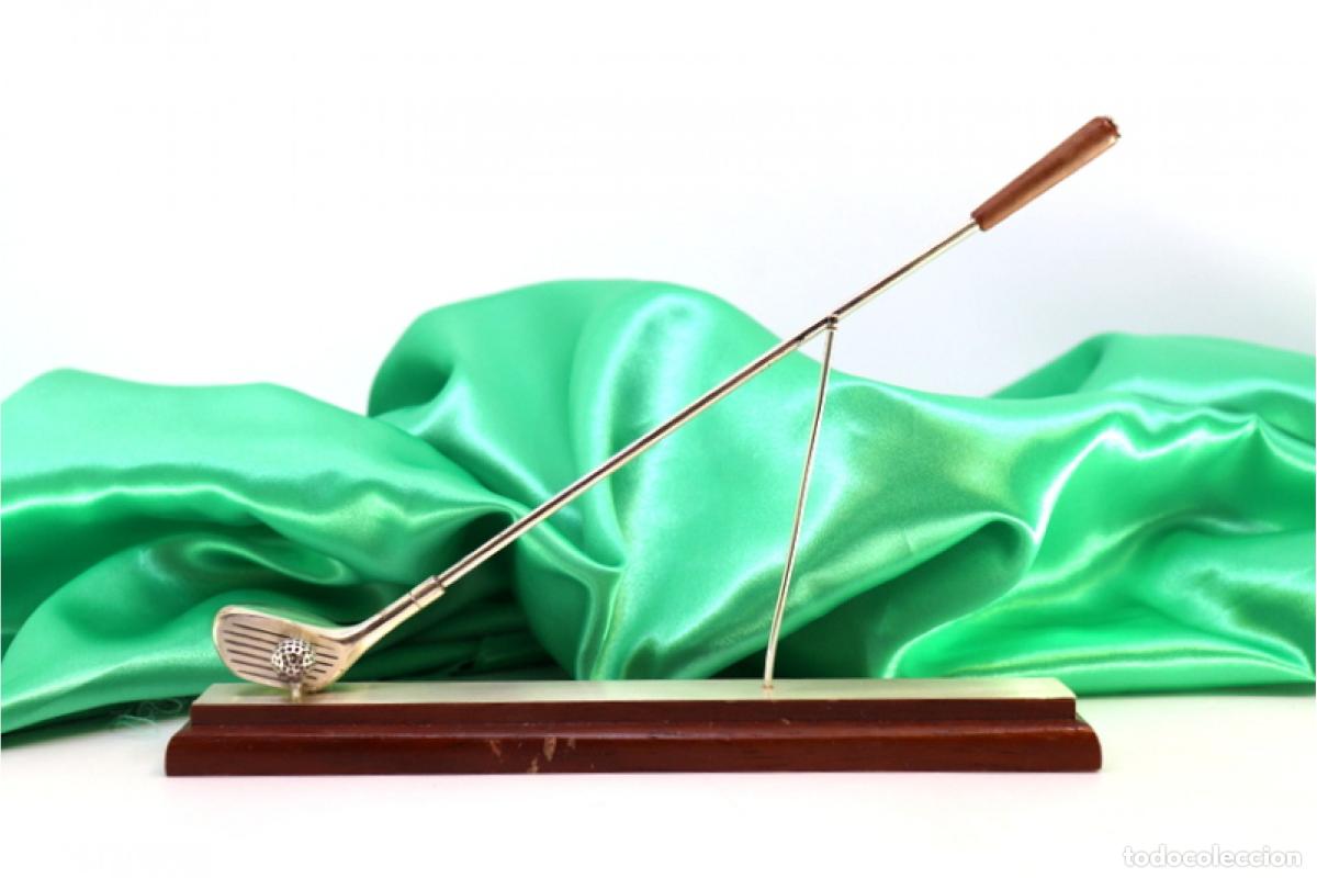 Antiquit&eacute;s: Palo y pelota de golf, en color plata.